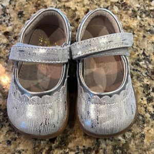 See Kai run never worn size 5 Mary Jane walking silver shoes